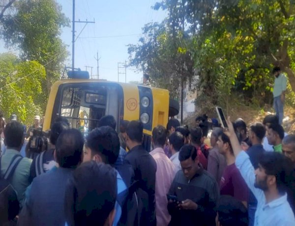 स्कूली बच्चों से भरी बस पलटी, दो बच्चों की हालत गंभीर स्कूली बच्चों से भरी बस पलटी, दो बच्चों की हालत गंभीर