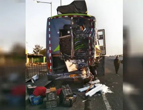 इंदौर से ग्वालियर जा रही बस को ट्रक ने मारी टक्कर, दो की मौत 12 घायल 