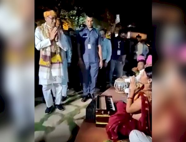 अभी कैसे सुनेंगे, बेरोज़गारी का ज़िक्र होते ही सीएम शिवराज ने किया कलाकार को इग्नोर अभी कैसे सुनेंगे, बेरोज़गारी का ज़िक्र होते ही सीएम शिवराज ने किया कलाकार को इग्नोर