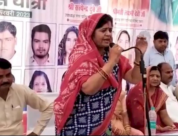 चुनाव हारने के बाद भी मेरे पास गाड़ी-बंगला, लाव-लश्कर सब है, शान–ओ–शौकत का बखान करते दिखी इमारती देवी चुनाव हारने के बाद भी मेरे पास गाड़ी-बंगला, लाव-लश्कर सब है, शान–ओ–शौकत का बखान करते दिखी इमारती देवी