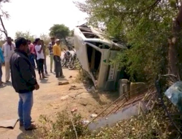 स्कूल वैन अनियंत्रित होकर पलटी, हादसे में 11 बच्चे हुए घायल स्कूल वैन अनियंत्रित होकर पलटी, हादसे में 11 बच्चे हुए घायल