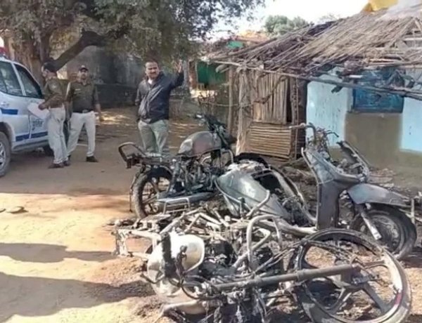 बारातियों के पंसद गाना नहीं बजाने को लेकर हुआ विवाद, बैंड बजाने वालों के गाड़ियों को किया आग के हवाले बारातियों के पंसद गाना नहीं बजाने को लेकर हुआ विवाद, बैंड बजाने वालों के गाड़ियों को किया आग के हवाले