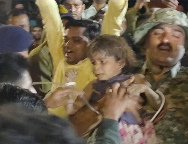 बोरवेल में गिरी तीन साल की बच्ची को सुरक्षित निकाला बाहर, छतरपुर प्रशासन ने रस्सी से किया रेस्क्यू बोरवेल में गिरी तीन साल की बच्ची को सुरक्षित निकाला बाहर, छतरपुर प्रशासन ने रस्सी से किया रेस्क्यू