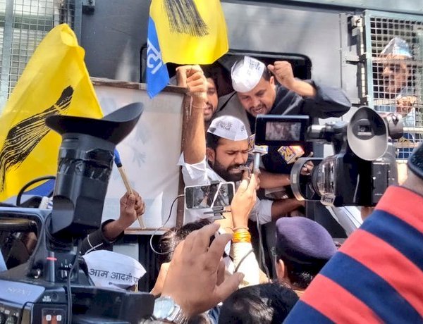 सिसोदिया की गिरफ्तारी के खिलाफ भोपाल में प्रदर्शन, BJP कार्यालय का घेराव करने गए AAP कार्यकर्ता गिरफ्तार सिसोदिया की गिरफ्तारी के खिलाफ भोपाल में प्रदर्शन, BJP कार्यालय का घेराव करने गए AAP कार्यकर्ता गिरफ्तार