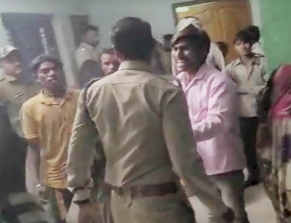 बुरहानपुर में वन अधिकारियों पर हमला, छुड़ा ले गए सभी साथी