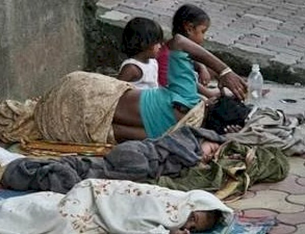 फुटपाथों पर रहने वाले इंसान भी, सिर्फ उन्हें हटाने का आदेश नहीं दे सकतेः बॉम्बे हाईकोर्ट