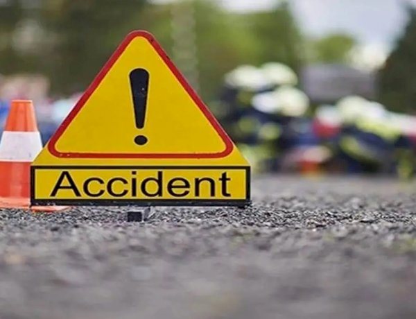 विदिशा में यात्री बस और लोडिंग वाहन में भिड़ंत, हादसे में 1 की मौत और 23 लोग घायल