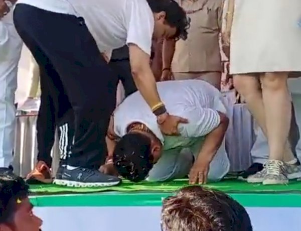 सिंधिया के पैरों में फिर गिरे शिवराज के मंत्री, भरे मंच पर महाराज का किया चरण वंदन सिंधिया के पैरों में फिर गिरे शिवराज के मंत्री, भरे मंच पर महाराज का किया चरण वंदन