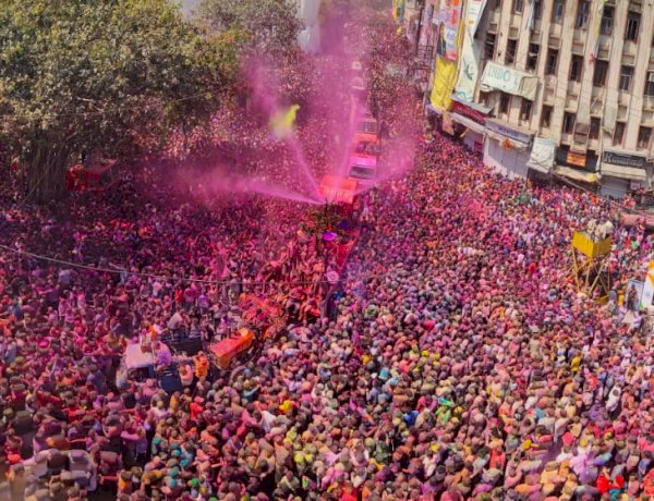 इंदौर पर चढ़ा रंगपंचमी का खुमार, रंग-गुलाल में सराबोर नजर आए लाखों लोग, राजवाड़ा पहुंची 3KM लंबी गेर