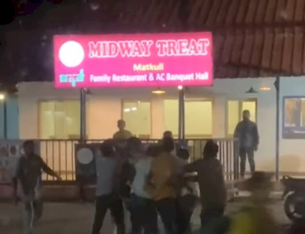 MPT के होटल में गुंडागर्दी, भाजपा विधायक के बेटे ने युवकों के साथ की मारपीट, वीडियो वायरल MPT के होटल में गुंडागर्दी, भाजपा विधायक के बेटे ने युवकों के साथ की मारपीट, वीडियो वायरल