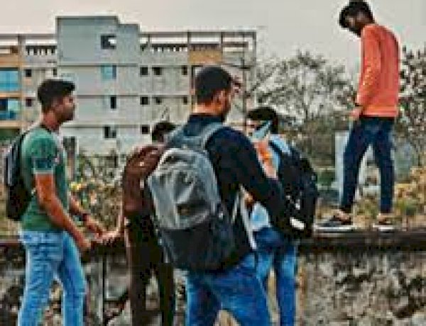रील बनाने के चक्कर में गई युवक की जान, कॉलेज की छत से फिसला पैर रील बनाने के चक्कर में गई युवक की जान, कॉलेज की छत से फिसला पैर