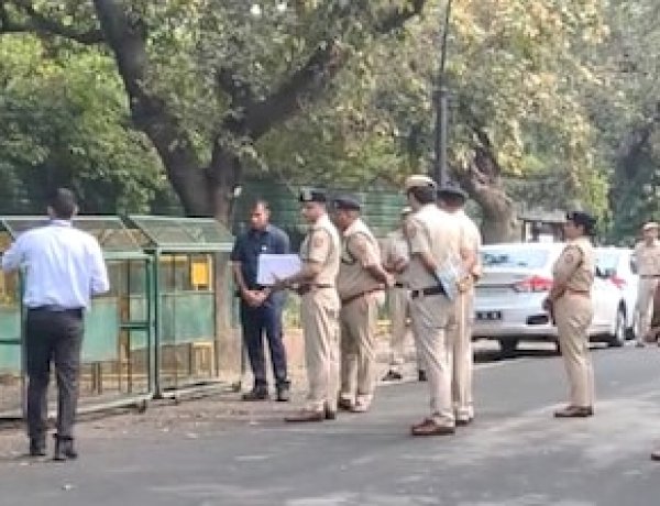 राहुल गांधी के घर पहुंची दिल्ली पुलिस, रेप पीड़ितों वाले बयान पर कर सकती है पूछताछ