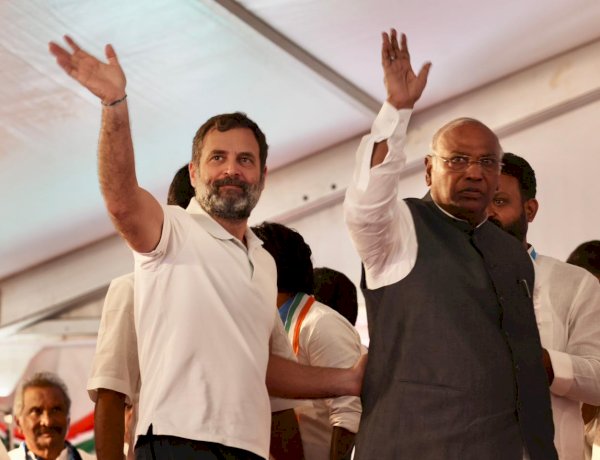 10 लाख युवाओं को नौकरी, 3 हजार रुपए बेरोजगारी भत्ता, कर्नाटक में राहुल गांधी का बड़ा ऐलान 10 लाख युवाओं को नौकरी, 3 हजार रुपए बेरोजगारी भत्ता, कर्नाटक में राहुल गांधी का बड़ा ऐलान