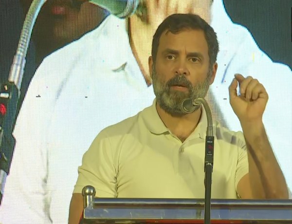 PM और RSS ख़ुद को देश समझते हैं, मैं उनके ख़िलाफ़ बोलना नहीं छोडूंगा : राहुल गांधी PM और RSS ख़ुद को देश समझते हैं, मैं उनके ख़िलाफ़ बोलना नहीं छोडूंगा : राहुल गांधी