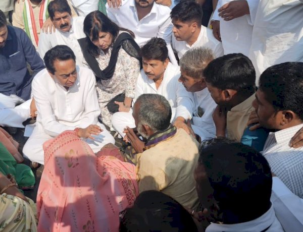 महूू में पीड़ित आदिवासी परिवार के साथ कमलनाथ।   