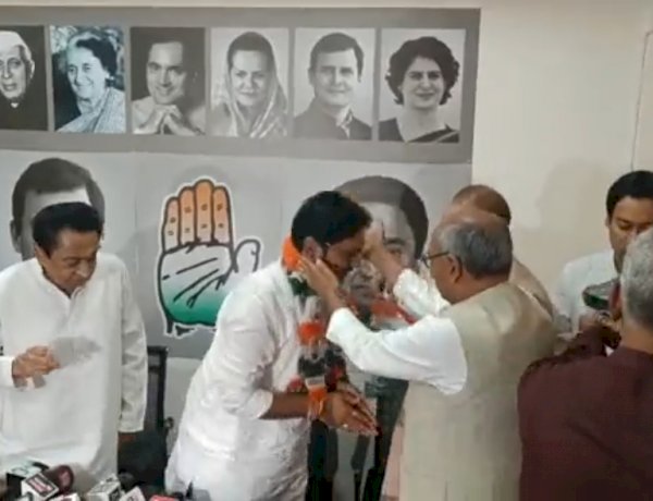 चुनावी साल में बीजेपी को बड़ा झटका, यादवेंद्र यादव ने सैंकड़ों कार्यकर्ताओं के साथ थामा कांग्रेस का दामन चुनावी साल में बीजेपी को बड़ा झटका, यादवेंद्र यादव ने सैंकड़ों कार्यकर्ताओं के साथ थामा कांग्रेस का दामन