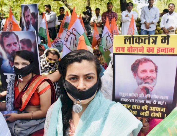 राहुल गांधी के समर्थन में एमपी कांग्रेस का अनोखा प्रदर्शन, कांग्रेस कार्यकर्ताओं ने मुंह पर लगाया ताला