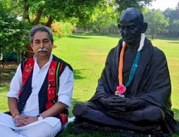 गांधी जी की डिग्री पर सवाल उठाकर फंसे J&K के उपराज्यपाल, MP के पत्रकार ने भेजा कानूनी नोटिस गांधी जी की डिग्री पर सवाल उठाकर फंसे J&K के उपराज्यपाल, MP के पत्रकार ने भेजा कानूनी नोटिस