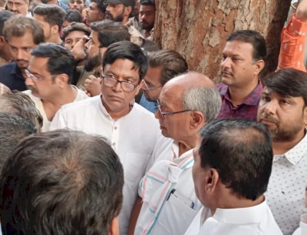 झूलेलाल मंदिर हादसा: घटनास्थल पर पहुंचे पूर्व सीएम दिग्विजय सिंह, पीड़ितों से की मुलाकात झूलेलाल मंदिर हादसा: घटनास्थल पर पहुंचे पूर्व सीएम दिग्विजय सिंह, पीड़ितों से की मुलाकात