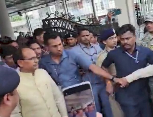 इंदौर हादसा: पीड़ित परिजनों के साथ BJP नेता की बदसलूकी, गुस्साए लोगों ने CM शिवराज के सामने की नारेबाजी इंदौर हादसा: पीड़ित परिजनों के साथ BJP नेता की बदसलूकी, गुस्साए लोगों ने CM शिवराज के सामने की नारेबाजी