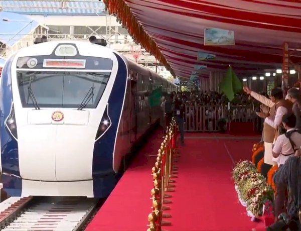 कांग्रेस कहेगी मोदी अप्रैल फूल बना रहा है, वंदे भारत ट्रेन को हरी झंडी दिखाने के बाद पीएम ने ली विपक्ष की चुटकी