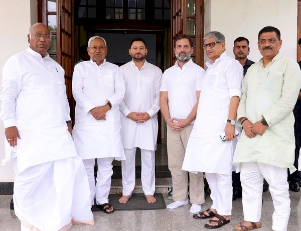 राहुल गांधी से मिले सीएम नीतीश और तेजस्वी, राहुल ने बताया विपक्षी एकता की ओर ऐतिहासिक कदम राहुल गांधी से मिले सीएम नीतीश और तेजस्वी, राहुल ने बताया विपक्षी एकता की ओर ऐतिहासिक कदम