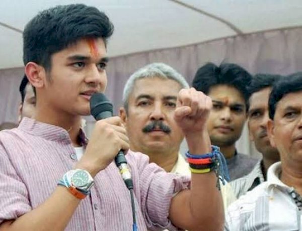 केंद्रीय मंत्री सिंधिया के बेटे महाआर्यमन कोरोना संक्रमित, जय विलास पैलेस में हुए होम आइसोलेटेड केंद्रीय मंत्री सिंधिया के बेटे महाआर्यमन कोरोना संक्रमित, जय विलास पैलेस में हुए होम आइसोलेटेड