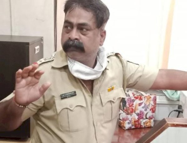 मुंबई पुलिस ने फर्जी पुलिस अधिकारी को किया गिरफ्तार, पान दुकानदारों से करता था उगाही मुंबई पुलिस ने फर्जी पुलिस अधिकारी को किया गिरफ्तार, पान दुकानदारों से करता था उगाही