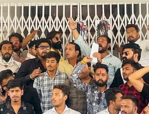 विक्रम विश्वविद्यालय में NSUI का उग्र प्रदर्शन, कुलसचिव प्रशांत पौराणिक की फोटो पर पोती कालिख विक्रम विश्वविद्यालय में NSUI का उग्र प्रदर्शन, कुलसचिव प्रशांत पौराणिक की फोटो पर पोती कालिख