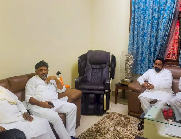 कांग्रेस नेताओं से मिलने पहुंचे कर्नाटक के पूर्व डिप्टी सीएम, कांग्रेस के टिकट पर लड़ेंगे चुनाव कांग्रेस नेताओं से मिलने पहुंचे कर्नाटक के पूर्व डिप्टी सीएम, कांग्रेस के टिकट पर लड़ेंगे चुनाव
