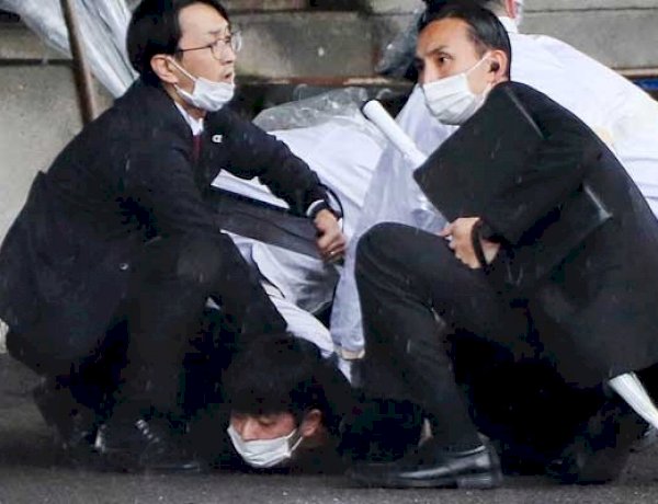जापानी पीएम फुमियो किशिदा पर जानलेवा हमला, हमलावर ने भाषण के दौरान फेंका स्मोक बम, बाल-बाल बचे