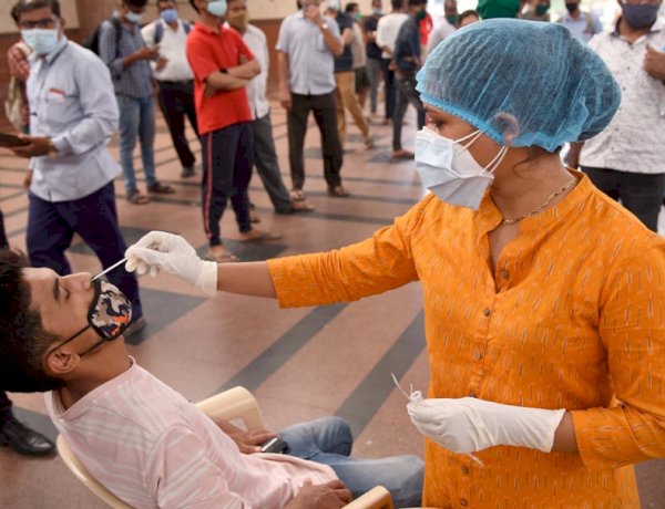 कोरोना ने बढ़ाई टेंशन, 24 घंटे में दर्ज हुए 10000 से ज्यादा मामले, एक्टिव मरीजों की संख्या 50 हजार के पार कोरोना ने बढ़ाई टेंशन, 24 घंटे में दर्ज हुए 10000 से ज्यादा मामले, एक्टिव मरीजों की संख्या 50 हजार के पार
