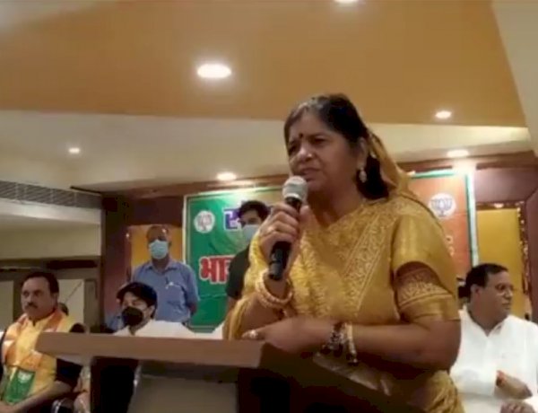 इमरती देवी ने सिंधिया को बताया मध्य प्रदेश का मुख्यमंत्री, कहा यह बजरंग बली की मर्जी है इमरती देवी ने सिंधिया को बताया मध्य प्रदेश का मुख्यमंत्री, कहा यह बजरंग बली की मर्जी है