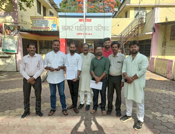 अशोकनगर: स्कूल की बेशकीमती जमीन पर नपा की नजर, शॉपिंग कॉम्प्लेक्स बनाने के विरोध में उतरे कांग्रेस पार्षद अशोकनगर: स्कूल की बेशकीमती जमीन पर नपा की नजर, शॉपिंग कॉम्प्लेक्स बनाने के विरोध में उतरे कांग्रेस पार्षद