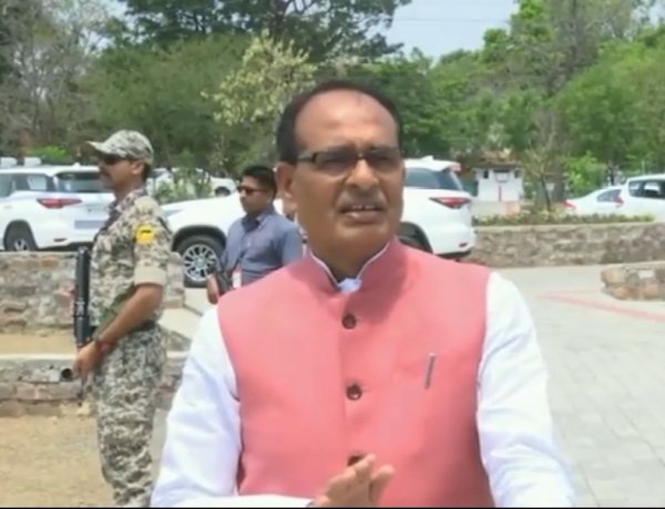 अतीक-अशरफ की हत्या के बाद बढ़ाई गई सीएम शिवराज की सुरक्षा, थ्री लेयर सिक्योरिट की तैनाती अतीक-अशरफ की हत्या के बाद बढ़ाई गई सीएम शिवराज की सुरक्षा, थ्री लेयर सिक्योरिट की तैनाती