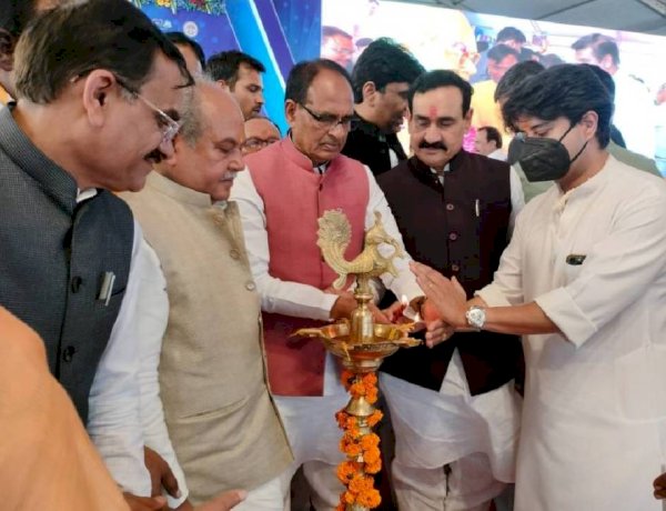 गांव-गांव से ईंट एकत्रित कर बनाएंगे संत रविदास का मंदिर, आंबेडकर महाकुंभ में सीएम चौहान का ऐलान गांव-गांव से ईंट एकत्रित कर बनाएंगे संत रविदास का मंदिर, आंबेडकर महाकुंभ में सीएम चौहान का ऐलान