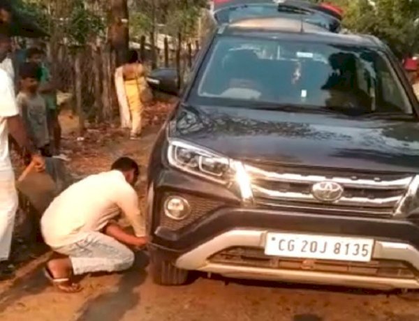 बीजापुर में कांग्रेस विधायक के काफ़िले पर नक्सलियों का हमला बीजापुर में कांग्रेस विधायक के काफ़िले पर नक्सलियों का हमला