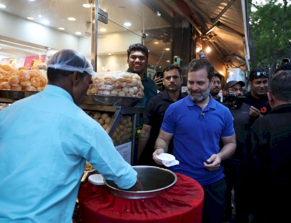 जब अचानक बंगाली मार्केट पहुंचे राहुल गांधी, गोलगप्पे-चाट का चखा स्वाद, पुरानी दिल्ली में पिया मोहब्बत का शरबत जब अचानक बंगाली मार्केट पहुंचे राहुल गांधी, गोलगप्पे-चाट का चखा स्वाद, पुरानी दिल्ली में पिया मोहब्बत का शरबत