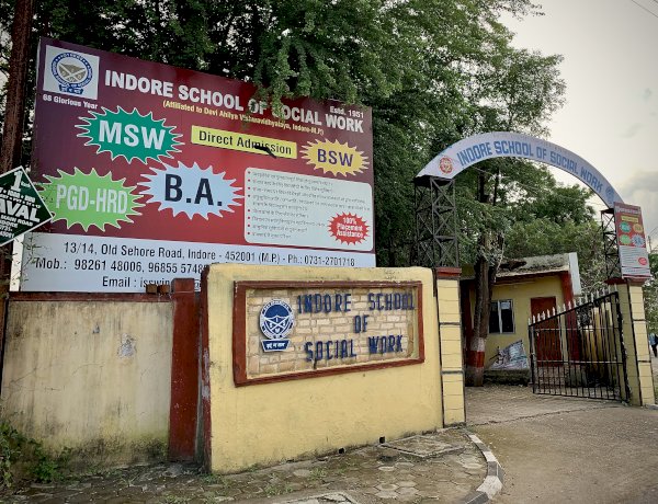 इंदौर में फुटपाथ चौराहों पर नहीं लग सकेंगे नए होंर्डिंग्स, हाई कोर्ट ने इंदौर प्रशासन को जारी किया नोटिस इंदौर में फुटपाथ चौराहों पर नहीं लग सकेंगे नए होंर्डिंग्स, हाई कोर्ट ने इंदौर प्रशासन को जारी किया नोटिस