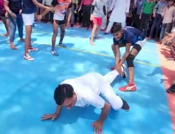 65 की उम्र में कबड्डी खेलने उतरे MP के वित्त मंत्री, छात्रों ने टांग खींचकर दी पटखनी 65 की उम्र में कबड्डी खेलने उतरे MP के वित्त मंत्री, छात्रों ने टांग खींचकर दी पटखनी