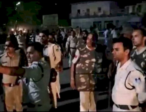 दमोह में गोकशी के आरोप में दो पक्षों के बीच झड़प, पुलिस को करना पड़ा बल प्रयोग दमोह में गोकशी के आरोप में दो पक्षों के बीच झड़प, पुलिस को करना पड़ा बल प्रयोग