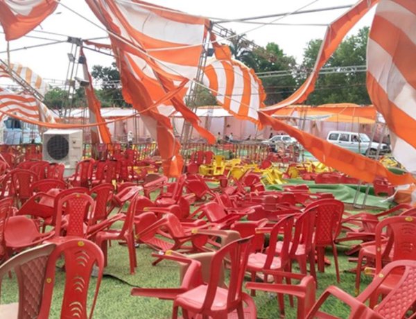 आँधी ने उखाड़ा सीएम के कार्यक्रम का तंबू, भटकती रहीं लाड़ली बहना आँधी ने उखाड़ा सीएम के कार्यक्रम का तंबू, भटकती रहीं लाड़ली बहना