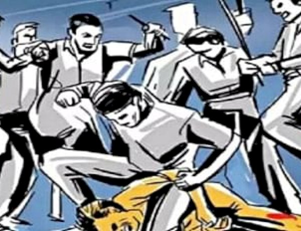 प्रेम विवाह को लेकर उज्जैन के झारड़ा में दो परिवारों में मारपीट, पांच लोग घायल प्रेम विवाह को लेकर उज्जैन के झारड़ा में दो परिवारों में मारपीट, पांच लोग घायल