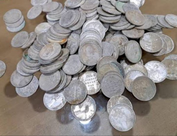 दमोह में खुदाई के दौरान मजदूर को मिले 240 चांदी के सिक्के, रातभर नहीं आई नींद तो सुबह थाने पहुंचा दमोह में खुदाई के दौरान मजदूर को मिले 240 चांदी के सिक्के, रातभर नहीं आई नींद तो सुबह थाने पहुंचा