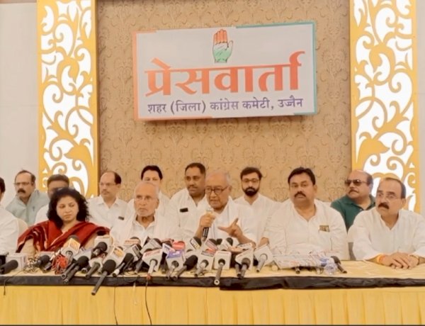 हे प्रभु, सिंधिया जैसा कोई और अब कांग्रेस में पैदा न हो, महाकाल से दिग्विजय सिंह ने की प्रार्थना हे प्रभु, सिंधिया जैसा कोई और अब कांग्रेस में पैदा न हो, महाकाल से दिग्विजय सिंह ने की प्रार्थना
