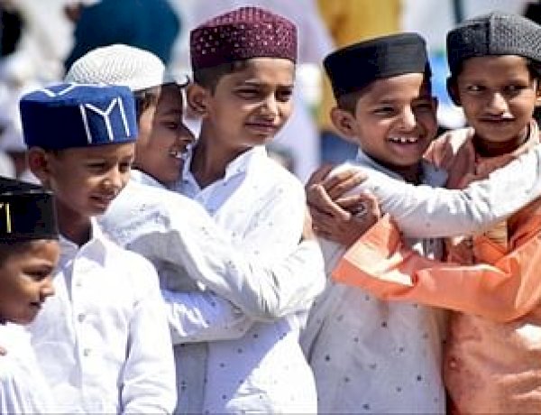 देशभर में मनाई जा रही ईद, राष्ट्रपति, पीएम मोदी और राहुल गांधी ने दी शुभकामनाएं देशभर में मनाई जा रही ईद, राष्ट्रपति, पीएम मोदी और राहुल गांधी ने दी शुभकामनाएं