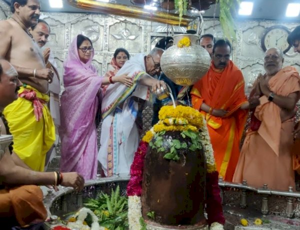 बाबा महाकाल के दरबार में पहुंचे दिग्विजय सिंह, गर्भगृह में सपत्नीक पूजन-अर्चन और अभिषेक किया बाबा महाकाल के दरबार में पहुंचे दिग्विजय सिंह, गर्भगृह में सपत्नीक पूजन-अर्चन और अभिषेक किया