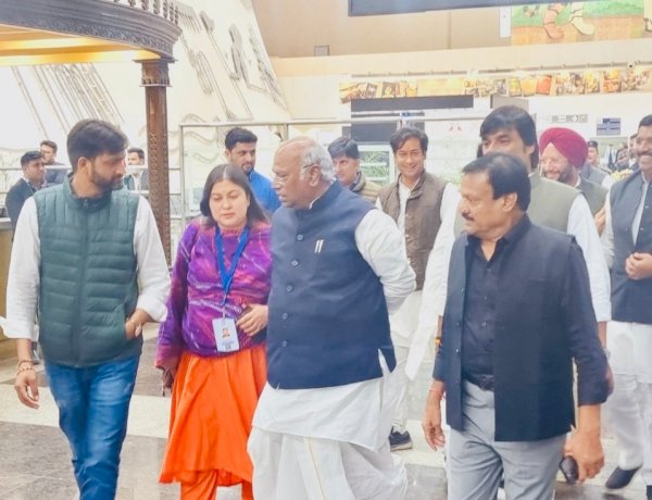 MP की सत्ता में कांग्रेस की वापसी के संकेत, सरकार बनाने के लिए खड़गे ने नियुक्त किए चार क्षेत्रवार पर्यवेक्षक MP की सत्ता में कांग्रेस की वापसी के संकेत, सरकार बनाने के लिए खड़गे ने नियुक्त किए चार क्षेत्रवार पर्यवेक्षक