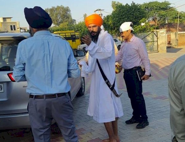 खालिस्तानी समर्थक अमृतपाल पंजाब के मोगा से गिरफ्तार, पुलिस ने शांति-सौहार्द बनाए रखने की अपील की खालिस्तानी समर्थक अमृतपाल पंजाब के मोगा से गिरफ्तार, पुलिस ने शांति-सौहार्द बनाए रखने की अपील की