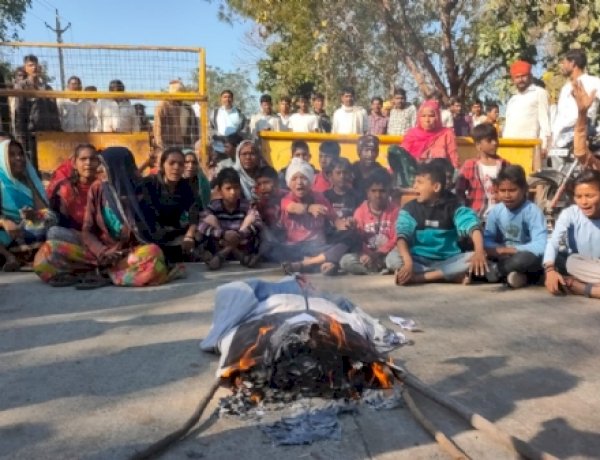 बुरहानपुर में प्रशासन के खिलाफ जनता का आक्रोश  